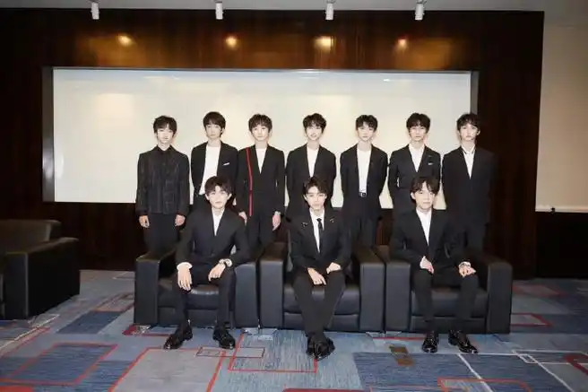 王俊凯族长进化史##时代峰峻全家福##王俊凯王源易烊千玺怎么不笑