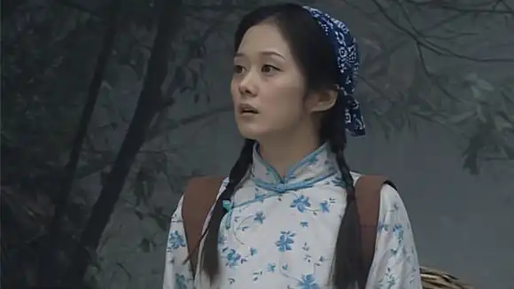 铁面歌女:小伙开飞机出事,被路过的姑娘救进山洞,不料突发坍塌-影视综