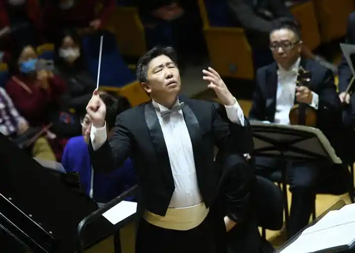 10月9日,指挥夏小汤在音乐会上指挥.