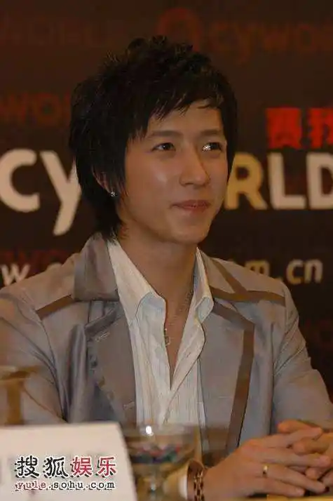 而韩庚作为sj组合中唯一的中国成员,是sj在中国人气的重要保证同时