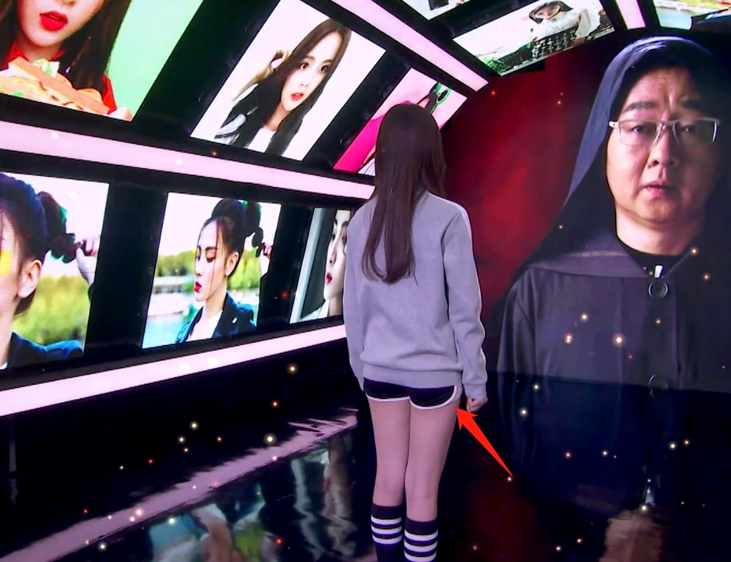 杨超越穿短裤不慎露出底裤,上吐槽大会坐下的刹那,杨芸晴没眼看