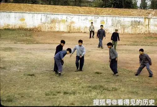 老照片 1972年美国人拍摄的广州小学生 总有你熟悉的感觉