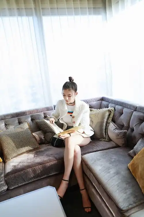 林允倚靠沙发看书 秀白细长腿坐姿妖娆