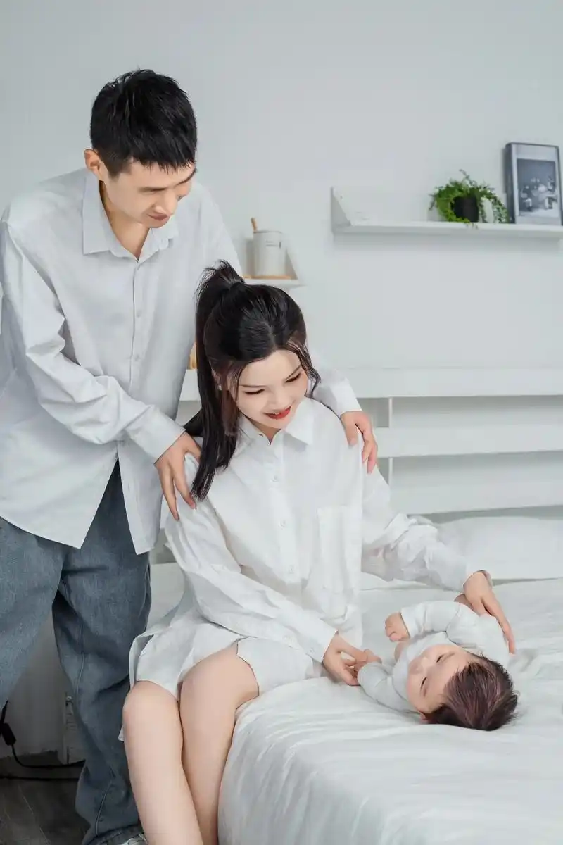 一家三口最幸福的状态 不缺席的爸爸 快乐的妈妈 肆意成长的你