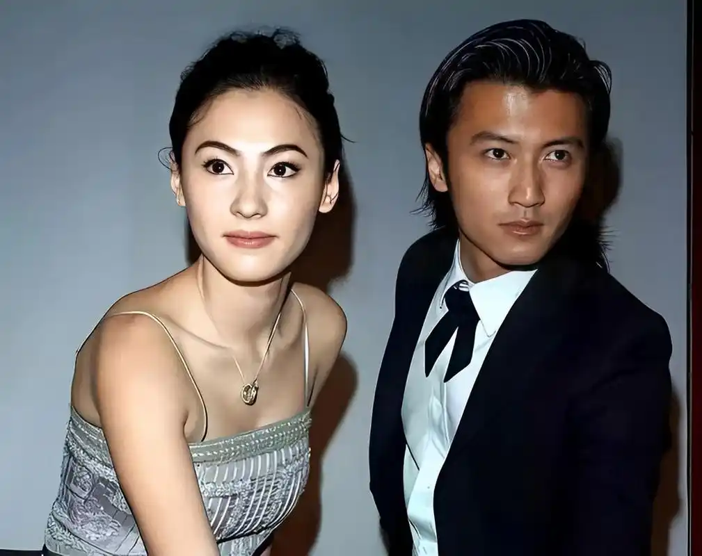 有一天,张柏芝带着儿子去拜访曾经的公公·谢贤,结果遇到了王菲,大家