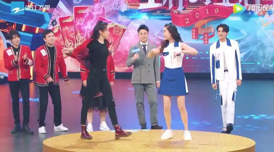 杨颖的脸又不一样了,身材一如既往的好,和关晓彤同框秒变小短腿