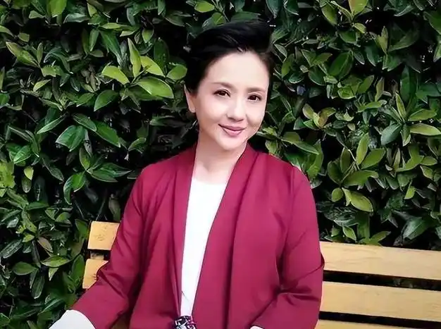 从不接吻戏,她是"江南第一美人",当红嫁给初恋,50岁还