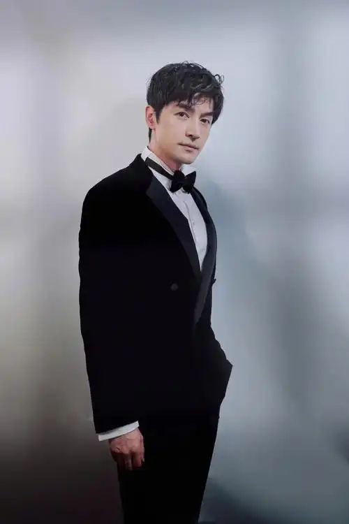 胡歌armani 黑色领结西装造型亮相上海国际电影节_高清图集_新浪网