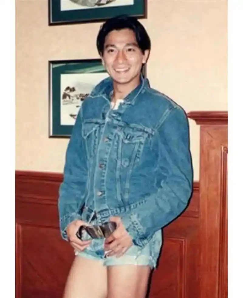 不得不说刘德华以前的穿衣真的大胆,这牛仔短裤放现在也是很超前的