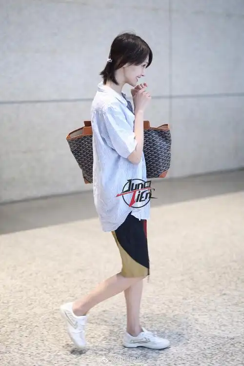 郑爽素颜现身机场,全程捂着嘴巴,真相令人心疼!