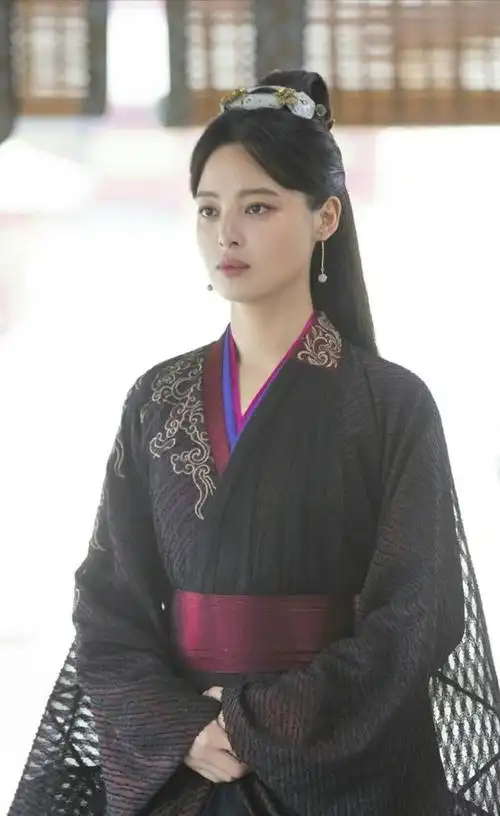 有人觉得辛芷蕾的相貌与梅婷有几分相似,不过梅婷的面部线条柔和,是