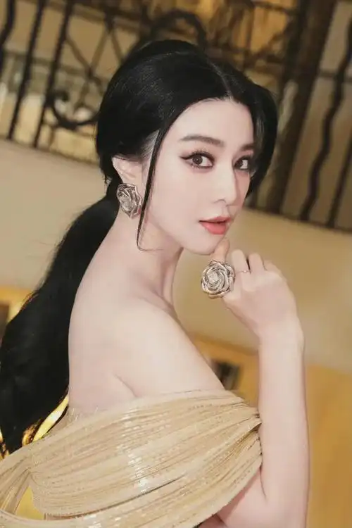 虽说不是她的粉丝,夏纳红毯还是得看范冰冰