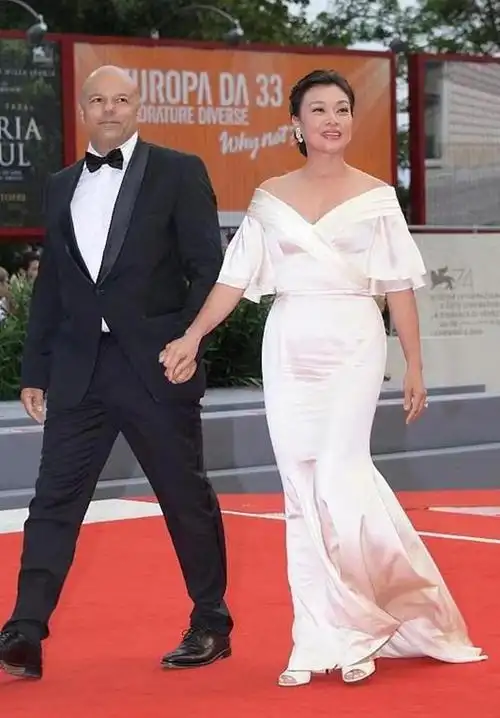 史可难得放开一回却选错礼服暴露尴尬曲线外籍老公壮得像保镖