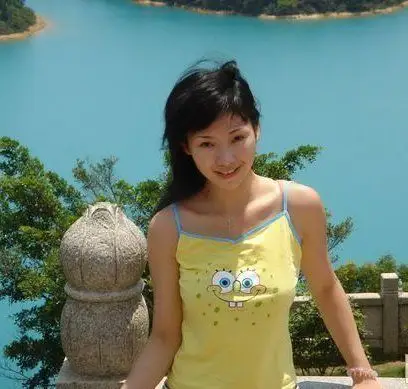 柳岩整容前旧照片流出 天然胸部未动刀(组图)