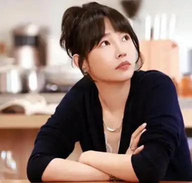 至高地位的人物,默默地将白百合与年轻偶像在泳池嬉戏的视频传了出去