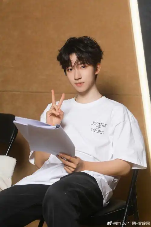 贺峻霖剪刀手随拍##贺峻霖工作比耶随拍