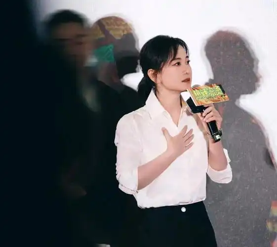 前段时间,贾玲刚成为国内屈指可数的商业片女导演,坐拥 83 亿总票房.