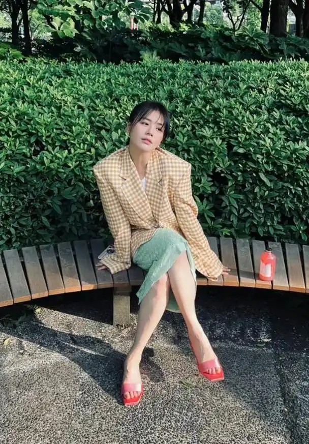 被瘦了30斤的马思纯惊艳到!穿黑色套装配利落短发,骨相美真绝