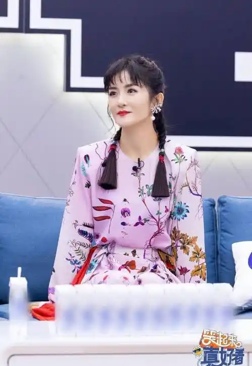 谢娜11月行程中,出现新综艺录制,看清搭档是谁,搞笑脱口秀?