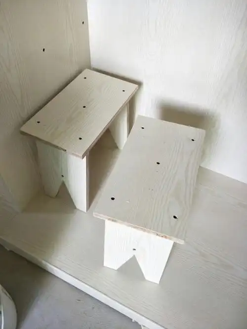 木工师傅帮忙做的两个小板凳,以后可以用.