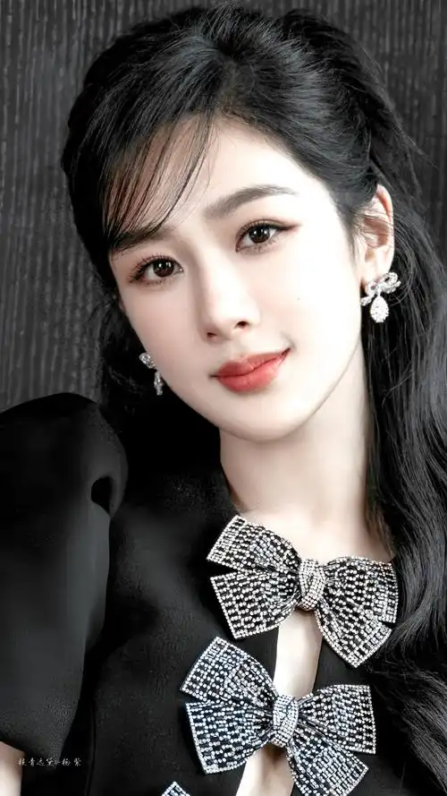 #杨紫斜刘海黑框眼镜##杨紫黑色镂空蝴蝶结短裙#