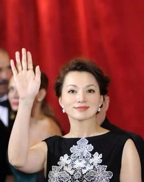 董卿到国外美翻了,穿黑色印花连衣裙高级精致,给国人长脸了