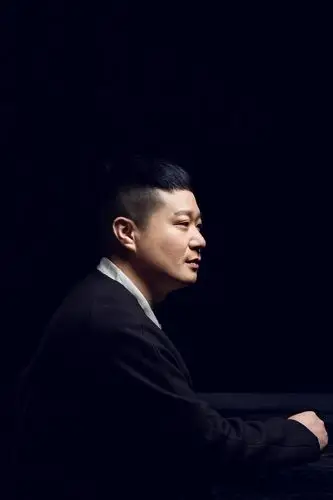 以黑白灰为底色,设计师竟打造出满室春光潋滟!