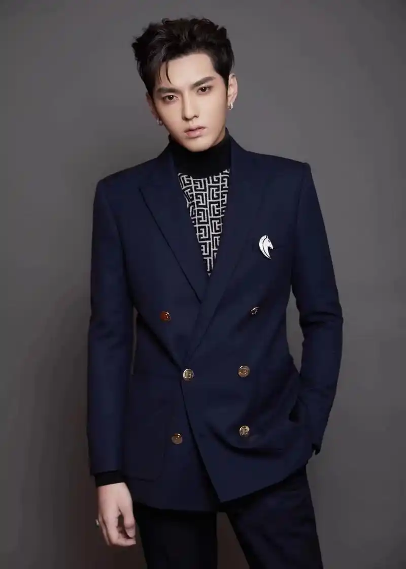 西装吴亦凡太帅啦!出发图拍出杂志大片的质感