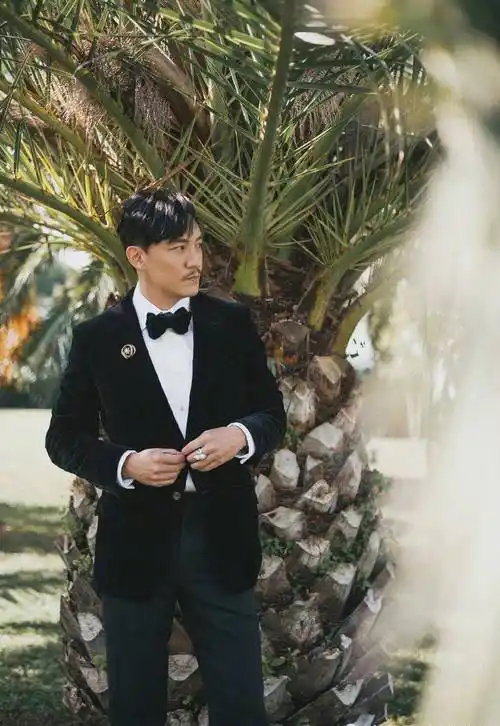 44岁张震亮相威尼斯红毯,穿丝绒西服展熟男魅力,发际线却太高_西装