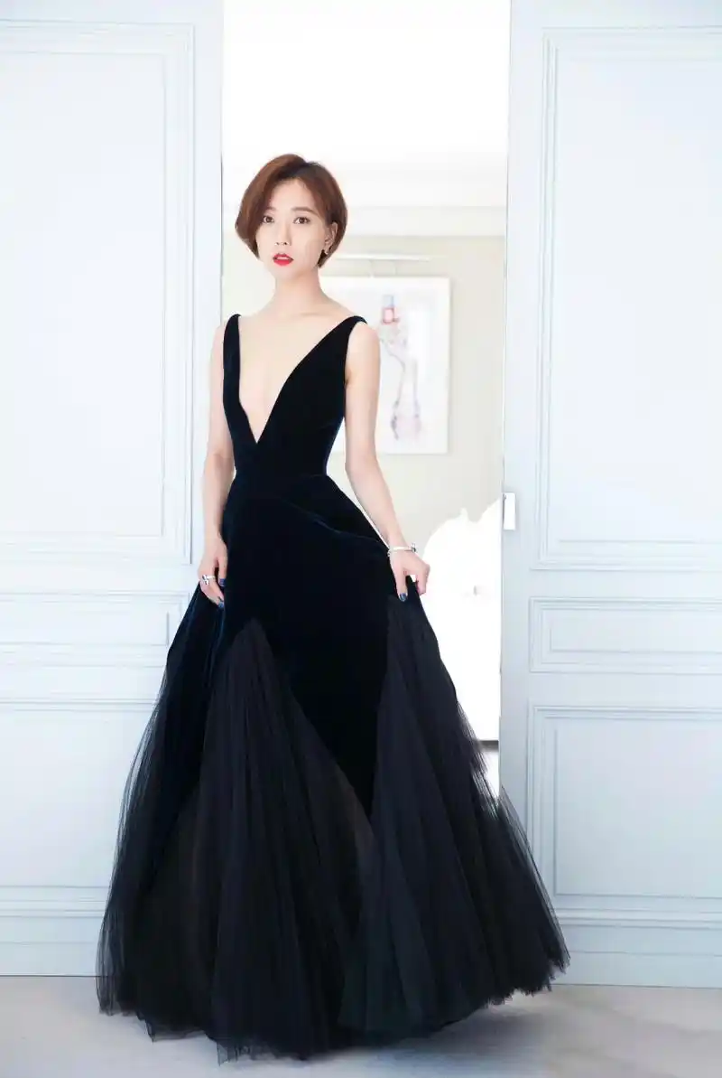 心随星动# 王珞丹穿深v黑裙,秀出好身材!