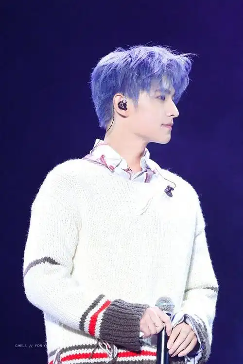 杨洋蓝发造型曝光鲜少尝试不同发色男团c位的颜值