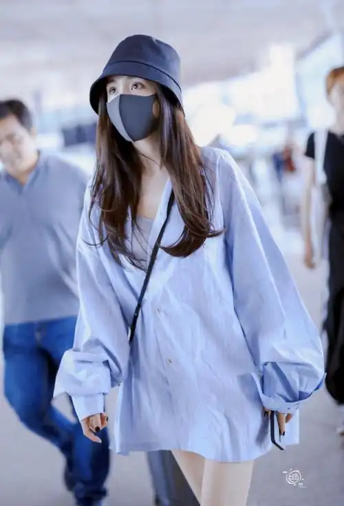 [女神新照]杨幂机场私服衬衫马丁靴,她的穿搭你觉得如何? zt