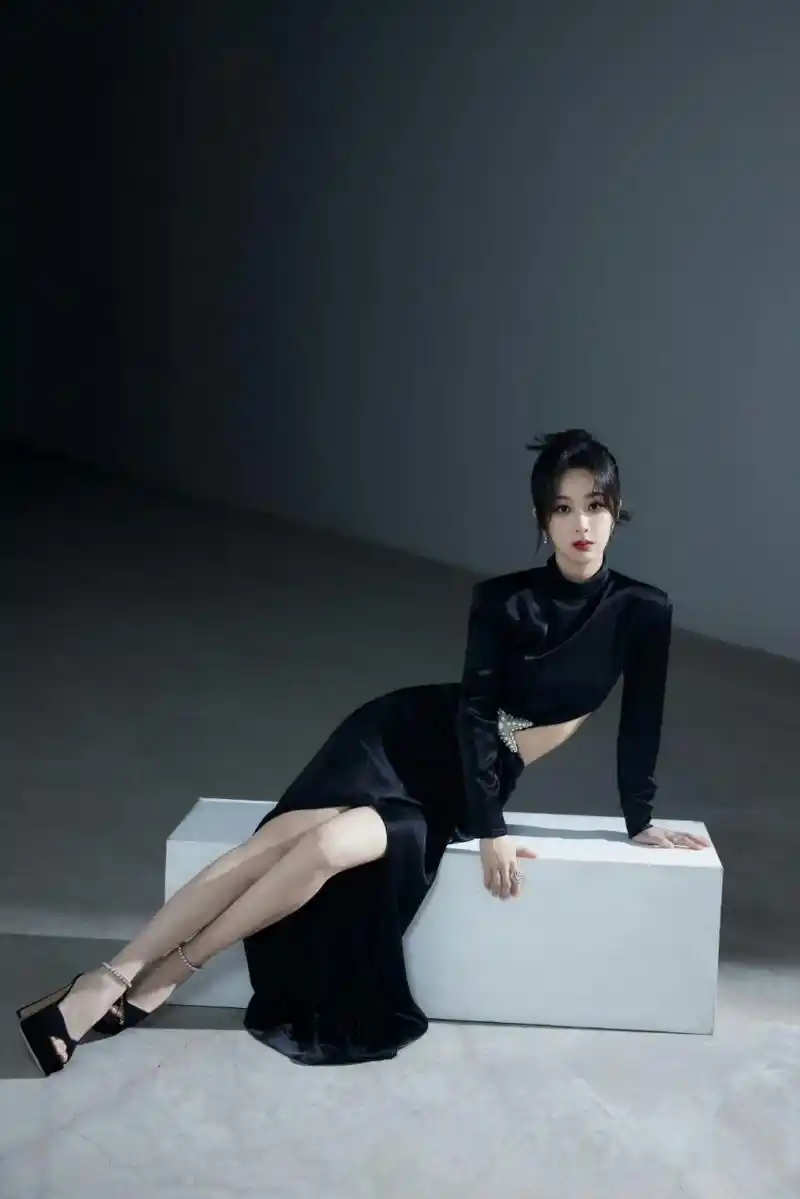 明星生图大赏# 杨紫穿衣风格越来越潮流了,趋于成熟美.