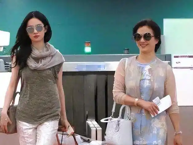 刘亦菲母亲刘晓莉长得比女儿还漂亮两婚两离65岁单身也幸福