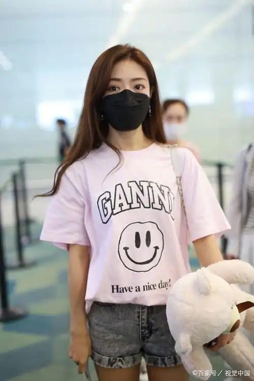 女演员邓家佳现身机场,穿热裤秀美腿,长发飘飘青春时尚