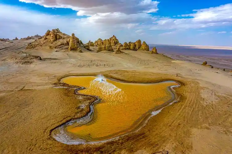 青海俄博梁硫磺湖高清图片