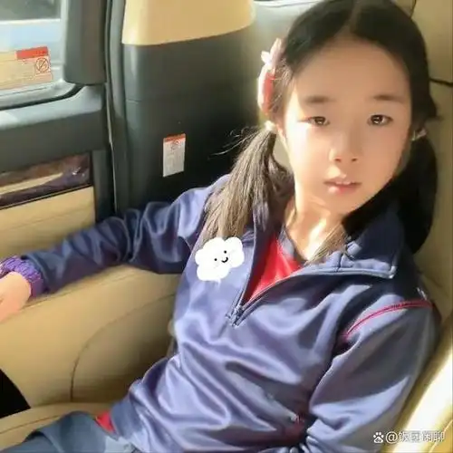 作为我们童年的女神,张庭拥有迷人的酒窝和一双大眼睛,她真是美丽动人