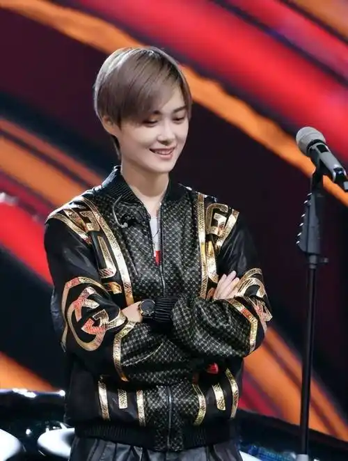 2005年,《超女》元年,李宇春夺冠一路长红,凭什么呢?