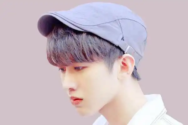 蔡徐坤为什么不喜欢戴帽子?当帽子扣到头顶的一瞬间,迷倒众人!