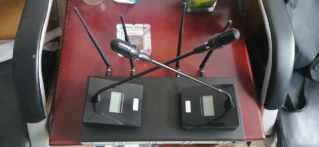 上田ueda一拖四无线会议话筒主要特性:*使用uhf700-830mhz频段,应用