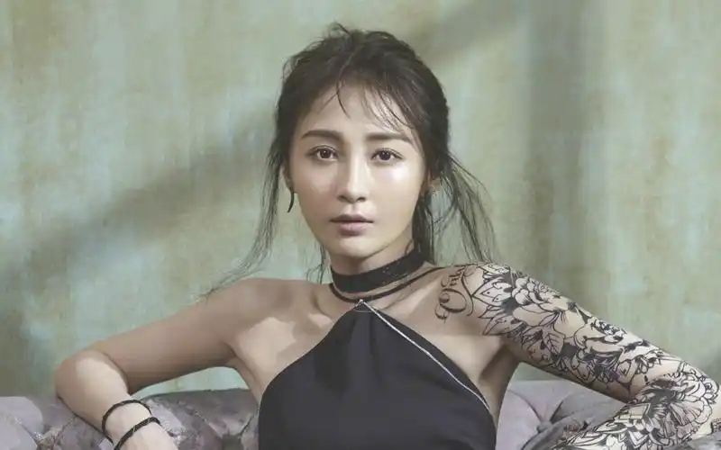 姚笛高清图片桌面壁纸,美女明星姚笛黑色风格时尚性感唯美写真图片