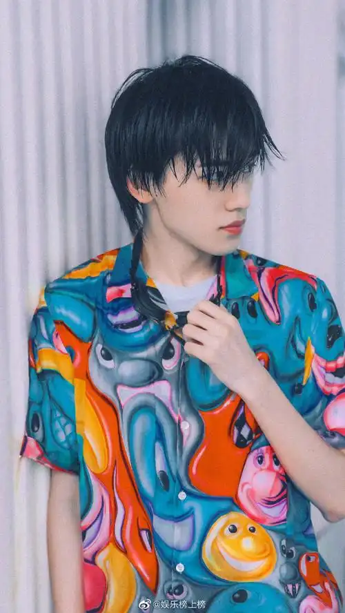 宋亚轩小黄鸭随拍