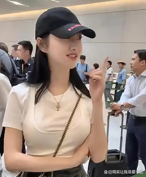 景甜是一位非常成功的演员,她在很多人心目中扮演着白月光角色的形象.