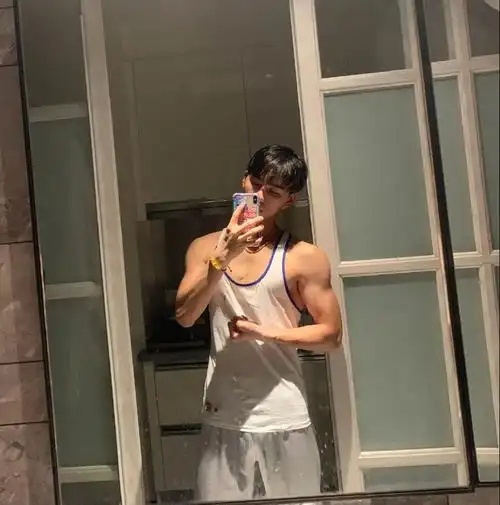 牛奶肌小哥酒店大秀身材,8块腹肌明显,白净好身材受金主青睐