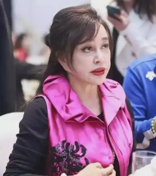 从这些照片中可以看到,刘晓庆的脸部状态已经非常清晰地老态龙钟,皱纹