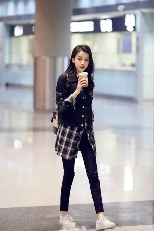 孙怡素颜现身机场,边走边吃超可爱,网友:董子健福气真好!