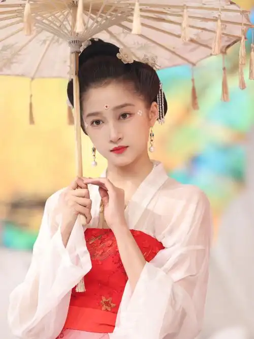 王牌对王牌又一次被关晓彤的造型惊艳到