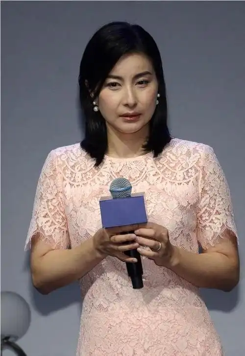 郭晶晶换新发型!剪掉多年长发换波波头,清新减龄不失女人味