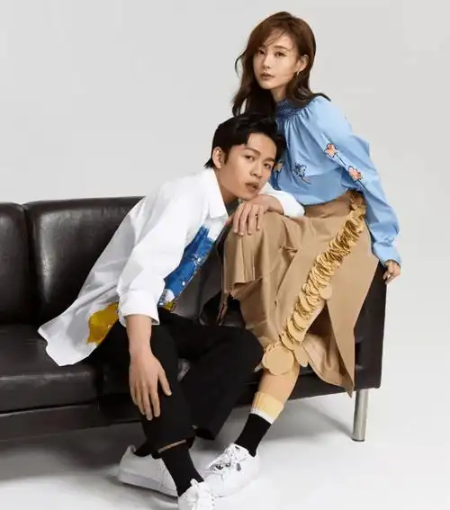 李一桐飞机上不雅行为惹争议,被网友骂上热搜,人民日报曾怒批_赵丽颖