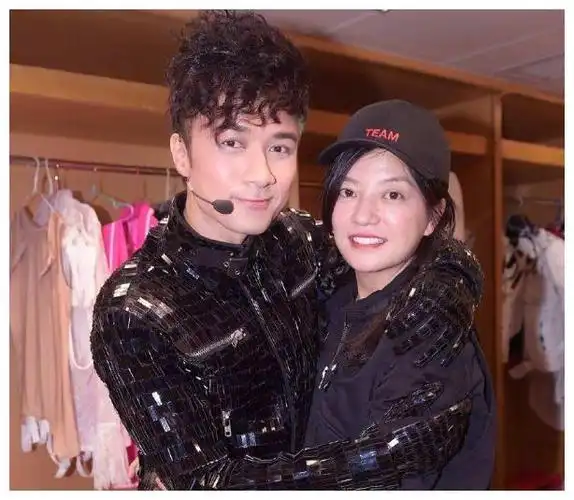 一个月前和赵薇秀恩爱今天大方晒儿子正面古巨基真太幸福